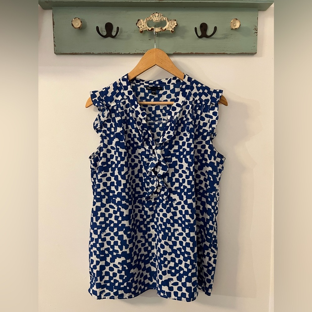 Flutter-sleeve shell; business casual or casual